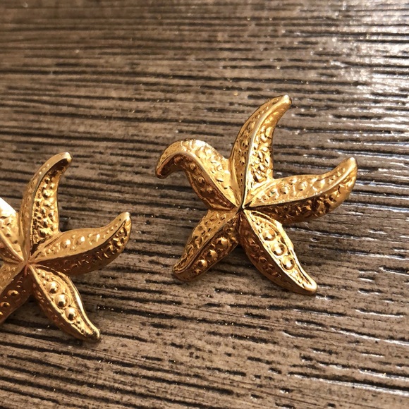 Avon 1987 Starfish Goldtone Metal Earrings - Picture 5 of 13
